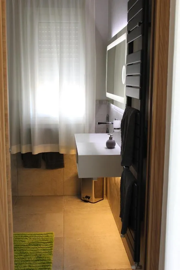בית הארחה דסנזאנו דל גארדה Villa Martina Luxury Rooms איטליה